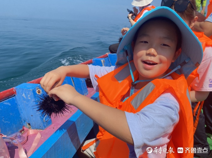 壹粉們一早乘船體驗海上捕撈直呼：又鮮又肥，生吃海膽太帶勁了